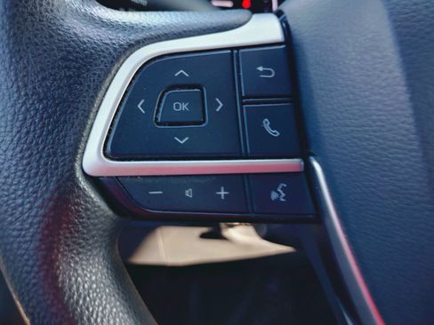 Used 2021 Toyota Sienna LE FWD image 32