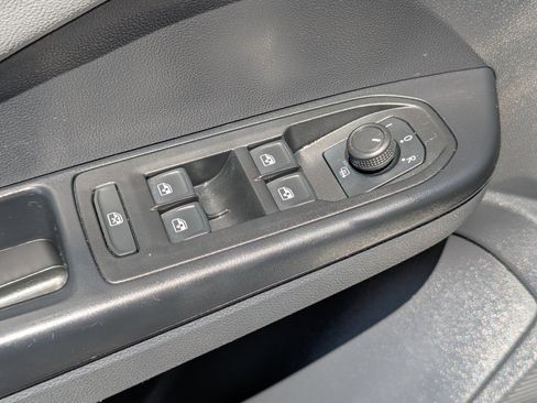 Used 2023 Volkswagen Taos SE FWD image 19