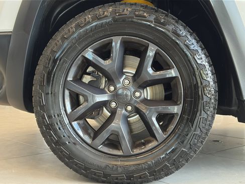Used 2019 Jeep Cherokee Latitude AWD/4WD image 11