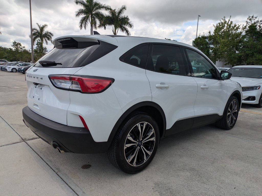 Certified 2022 Ford Escape SE w/ SE Sport Appearance Package FWD image 4