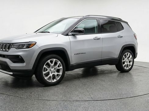 Used 2025 Jeep Compass Limited AWD/4WD image 3