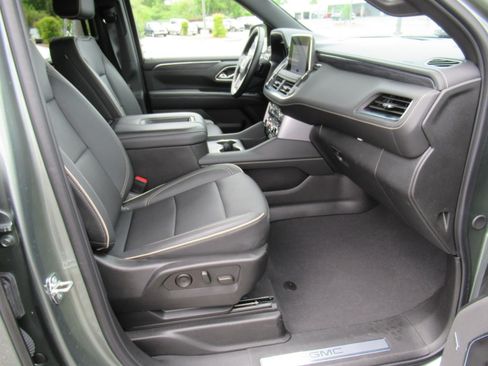 Used 2024 GMC Yukon XL SLT w/ SLT Premium Package AWD/4WD image 10