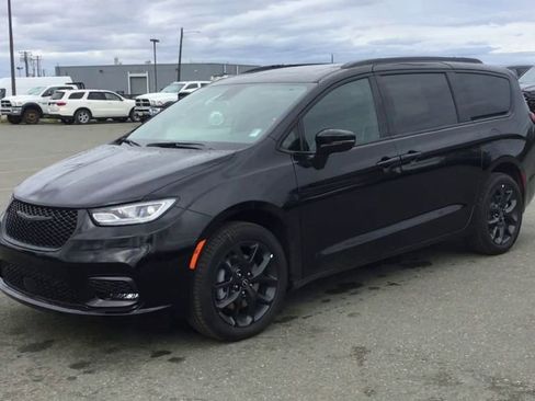 New 2026 Chrysler Pacifica Limited w/ S Appearance Package image 4