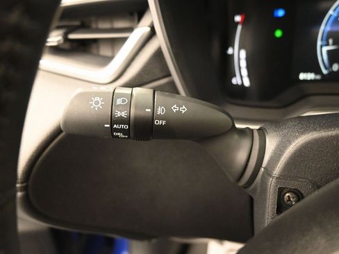 Used 2025 Toyota Corolla Cross XLE w/ Convenience Package image 16