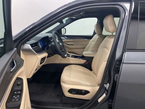 Used 2025 Jeep Grand Cherokee Limited w/ Luxury Tech Group II AWD/4WD image 9