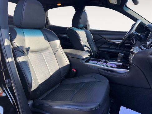 Used 2019 INFINITI Q70 Luxe w/ Sport Package image 15