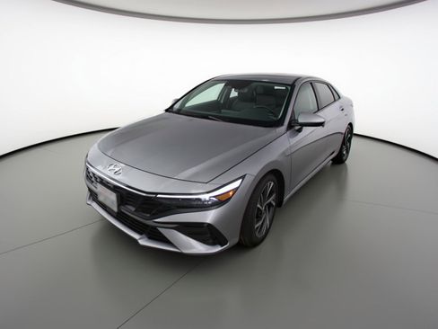 Used 2025 Hyundai Elantra Limited FWD image 3