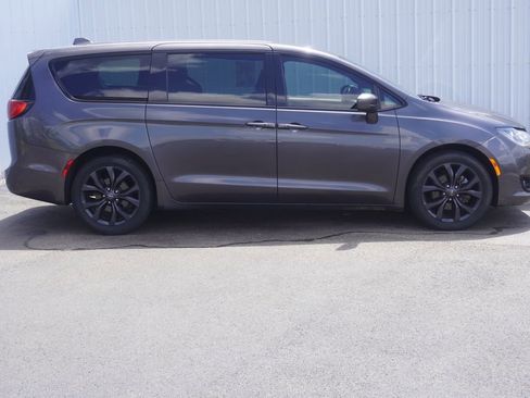 Used 2020 Chrysler Pacifica Touring w/ S Appearance Package FWD image 2