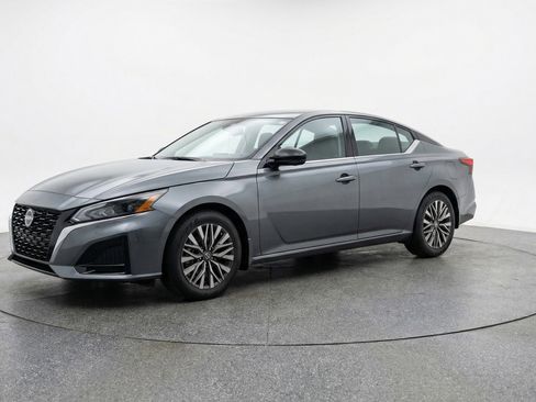 Used 2025 Nissan Altima 2.5 SV FWD image 3