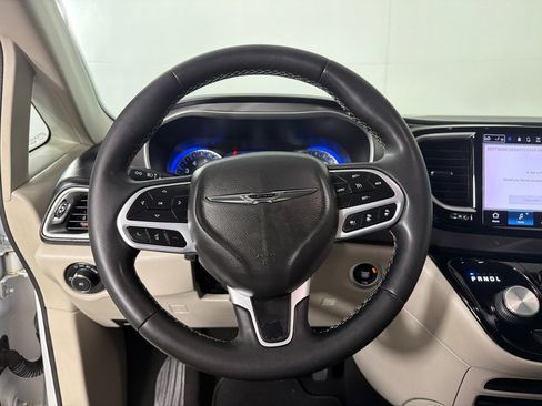 Used 2022 Chrysler Pacifica Touring-L FWD image 14
