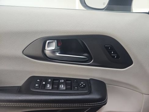 Used 2023 Chrysler Pacifica Touring-L FWD image 23