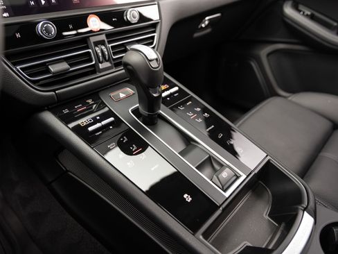 Certified 2026 Porsche Macan AWD/4WD image 17