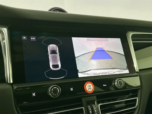 Certified 2025 Porsche Macan image 28