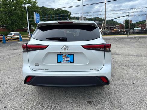Used 2023 Toyota Highlander LE AWD/4WD image 4