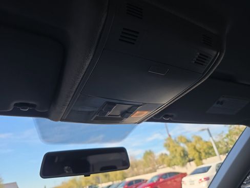 Used 2018 Volkswagen Tiguan S image 31