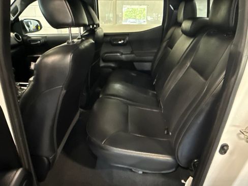 Used 2019 Toyota Tacoma TRD Off-Road AWD/4WD image 9
