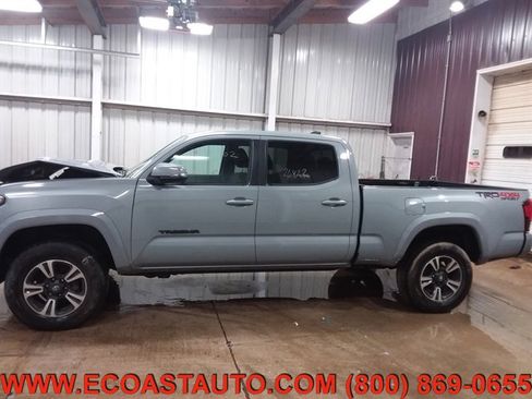 Used 2018 Toyota Tacoma TRD Sport w/ Technology Package image 5