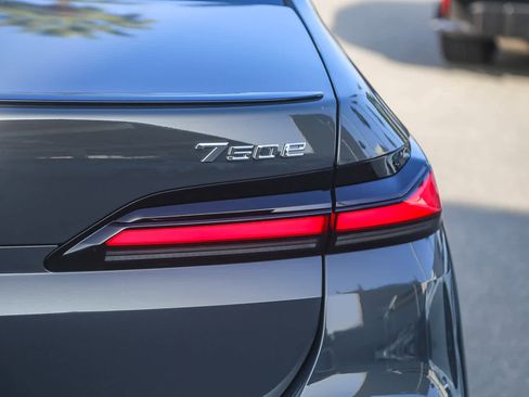 Used 2025 BMW 750e xDrive w/ Premium Package image 7