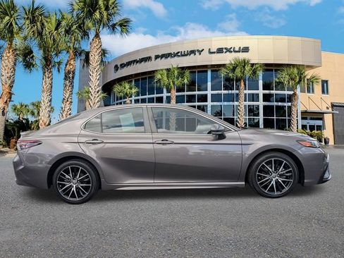 Used 2022 Toyota Camry SE FWD image 4