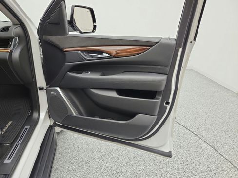 Used 2017 Cadillac Escalade Luxury RWD image 28