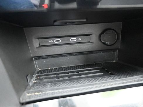 Used 2025 Volkswagen Taos SE FWD image 21