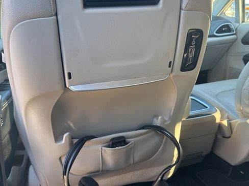 Used 2021 Chrysler Pacifica Touring-L w/ Uconnect Theater Family Group image 28
