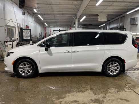 Used 2026 Chrysler Voyager LX image 4