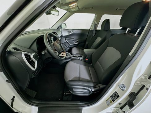 Used 2025 Kia Soul LX w/ LX Technology Package image 13