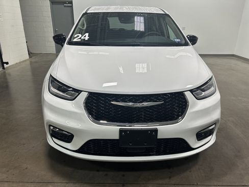 Used 2024 Chrysler Pacifica Touring-L image 37