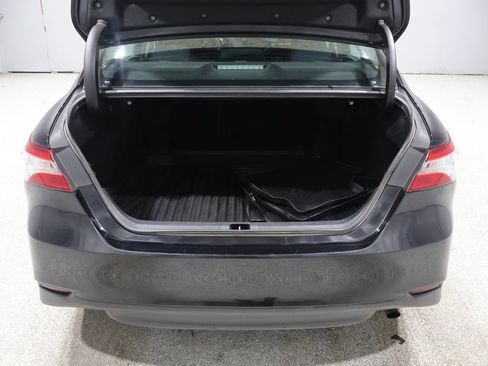 Used 2018 Toyota Camry LE FWD image 19