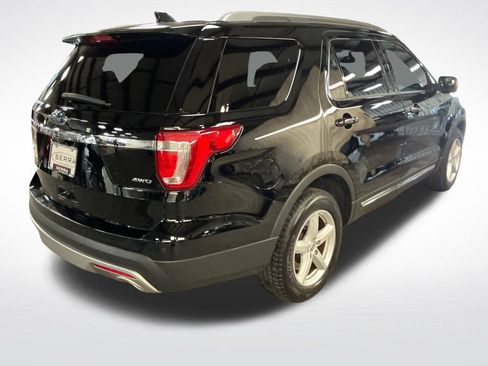 Used 2017 Ford Explorer XLT w/ Equipment Group 202A AWD/4WD image 5