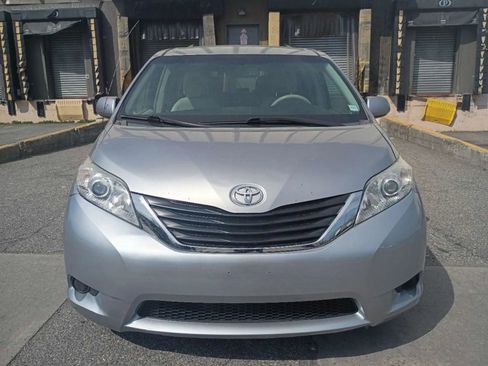 Used 2014 Toyota Sienna LE image 1