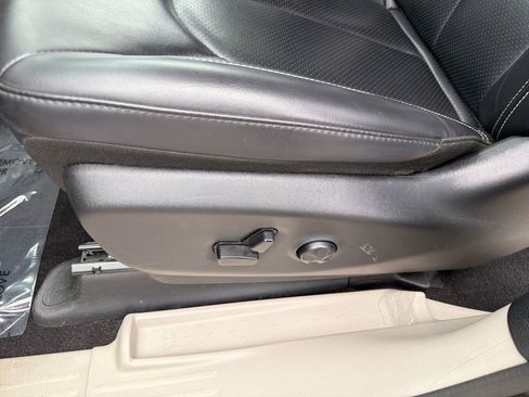 Used 2024 Chrysler Pacifica Limited FWD image 32
