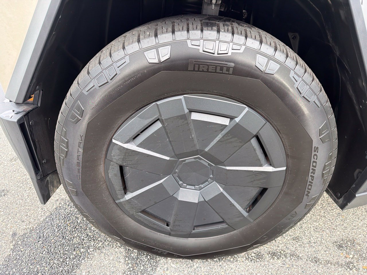 Used 2024 Tesla Cybertruck AWD Crew Cab image 9