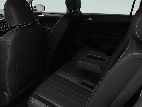 Used 2024 Volkswagen Tiguan SE FWD image 9