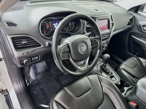 Used 2020 Jeep Cherokee Latitude Plus w/ Cold Weather Group AWD/4WD image 18