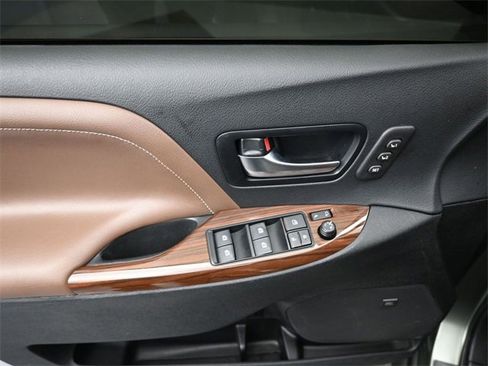 Used 2019 Toyota Sienna L image 23
