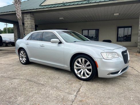 Used 2019 Chrysler 300 Touring L w/ Quick Order Package 22F image 2