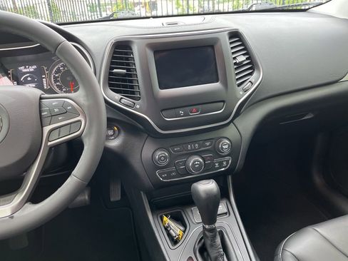 Used 2020 Jeep Cherokee Latitude Plus FWD image 19
