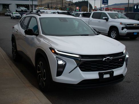 Used 2025 Chevrolet Trax RS image 8