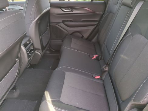 New 2025 Jeep Grand Cherokee Laredo image 17