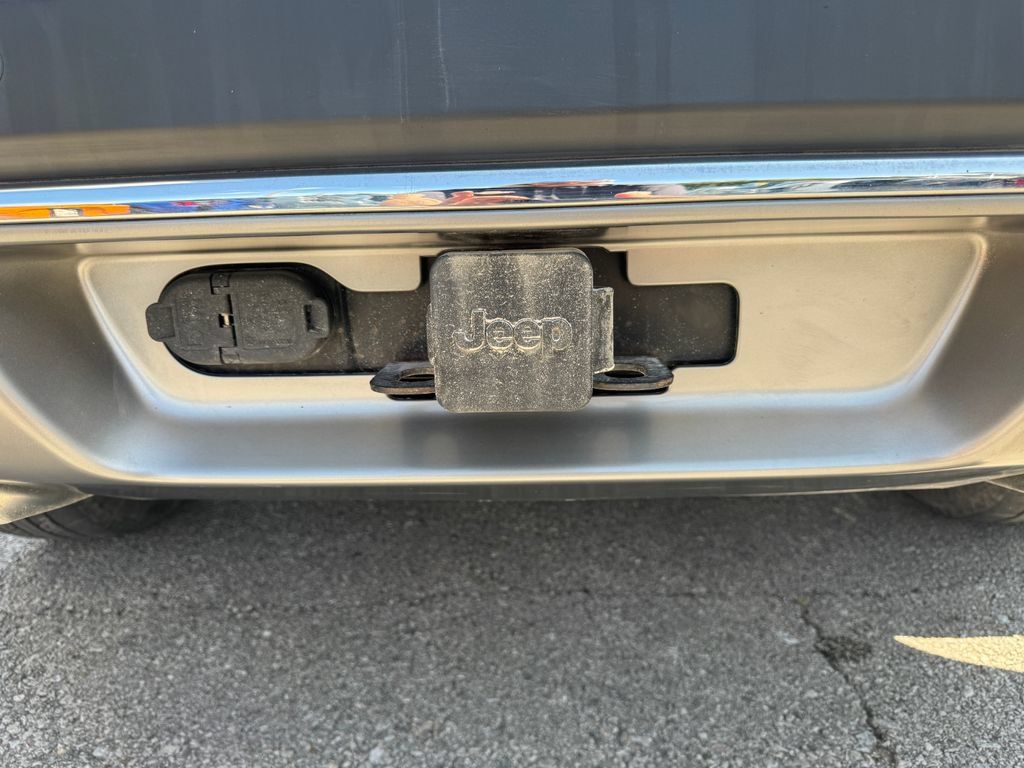 Used 2019 Jeep Cherokee Limited w/ Trailer Tow Group AWD/4WD image 9