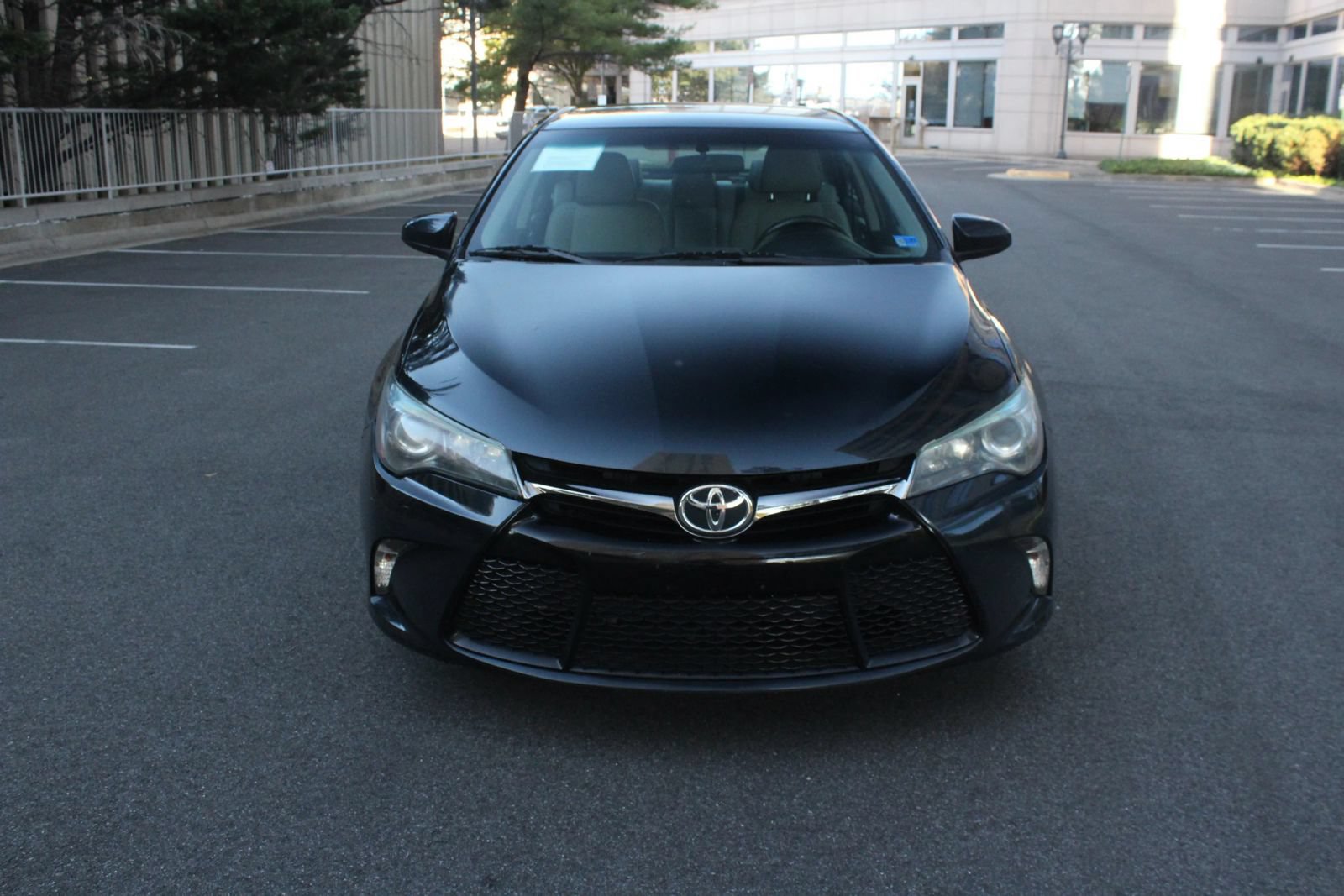Used 2015 Toyota Camry SE FWD image 3