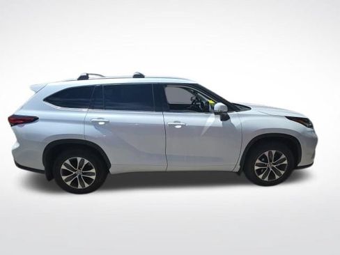 Used 2022 Toyota Highlander XLE AWD/4WD image 5