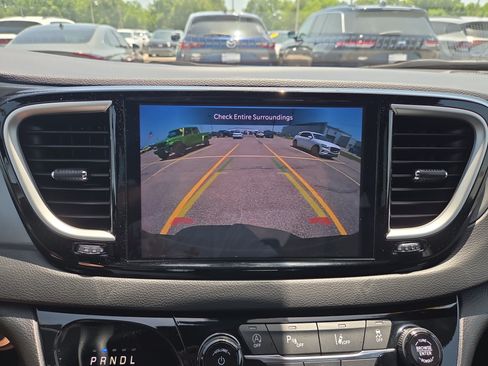 Used 2025 Chrysler Pacifica Select FWD image 16