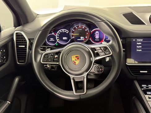 Certified 2023 Porsche Cayenne Platinum Edition image 19