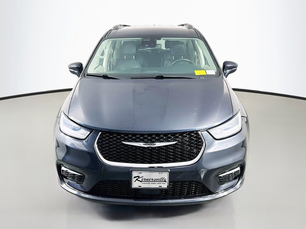 Used 2021 Chrysler Pacifica Touring-L FWD image 2