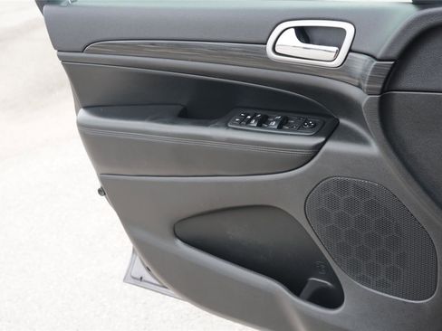 Used 2019 Jeep Grand Cherokee Altitude AWD/4WD image 19