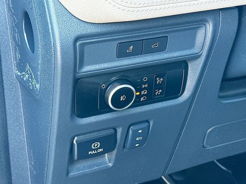 Used 2024 Ford Expedition Limited image 11