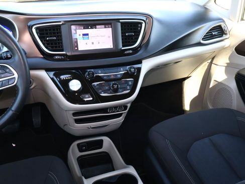 Used 2022 Chrysler Voyager LX FWD image 10